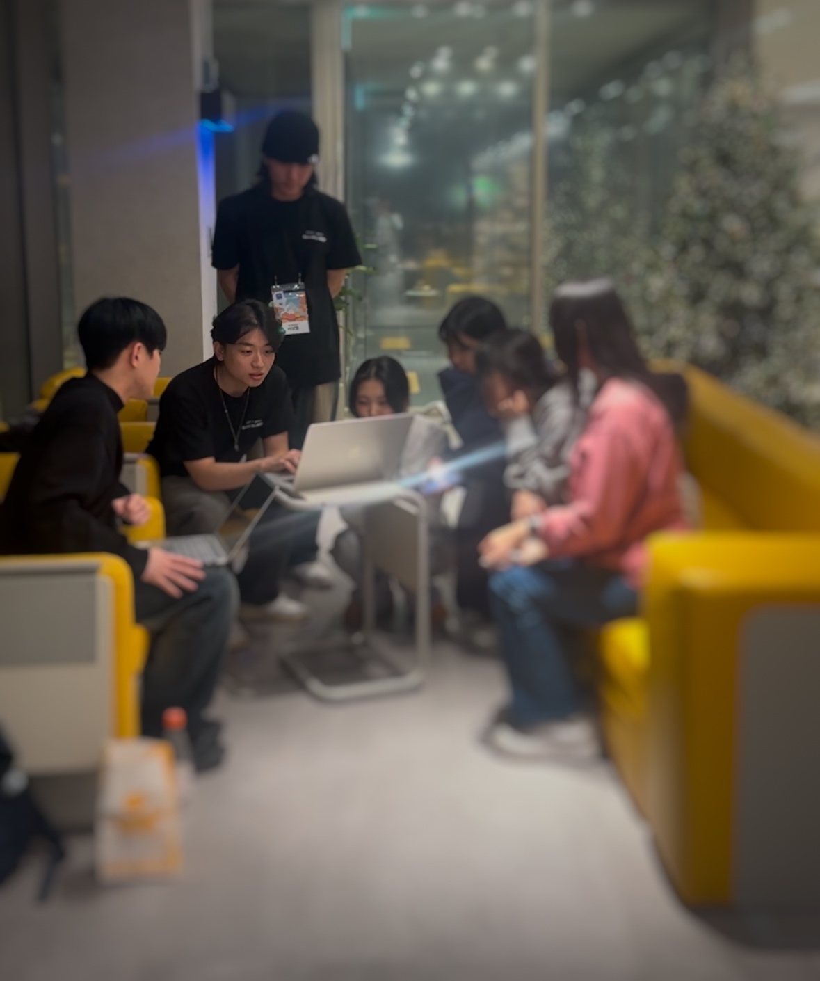 _해커톤에서 멘토링하는 모습